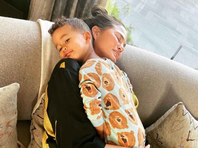 米モデルが「乳幼児用ミルクは普通！」、母乳神話に喝