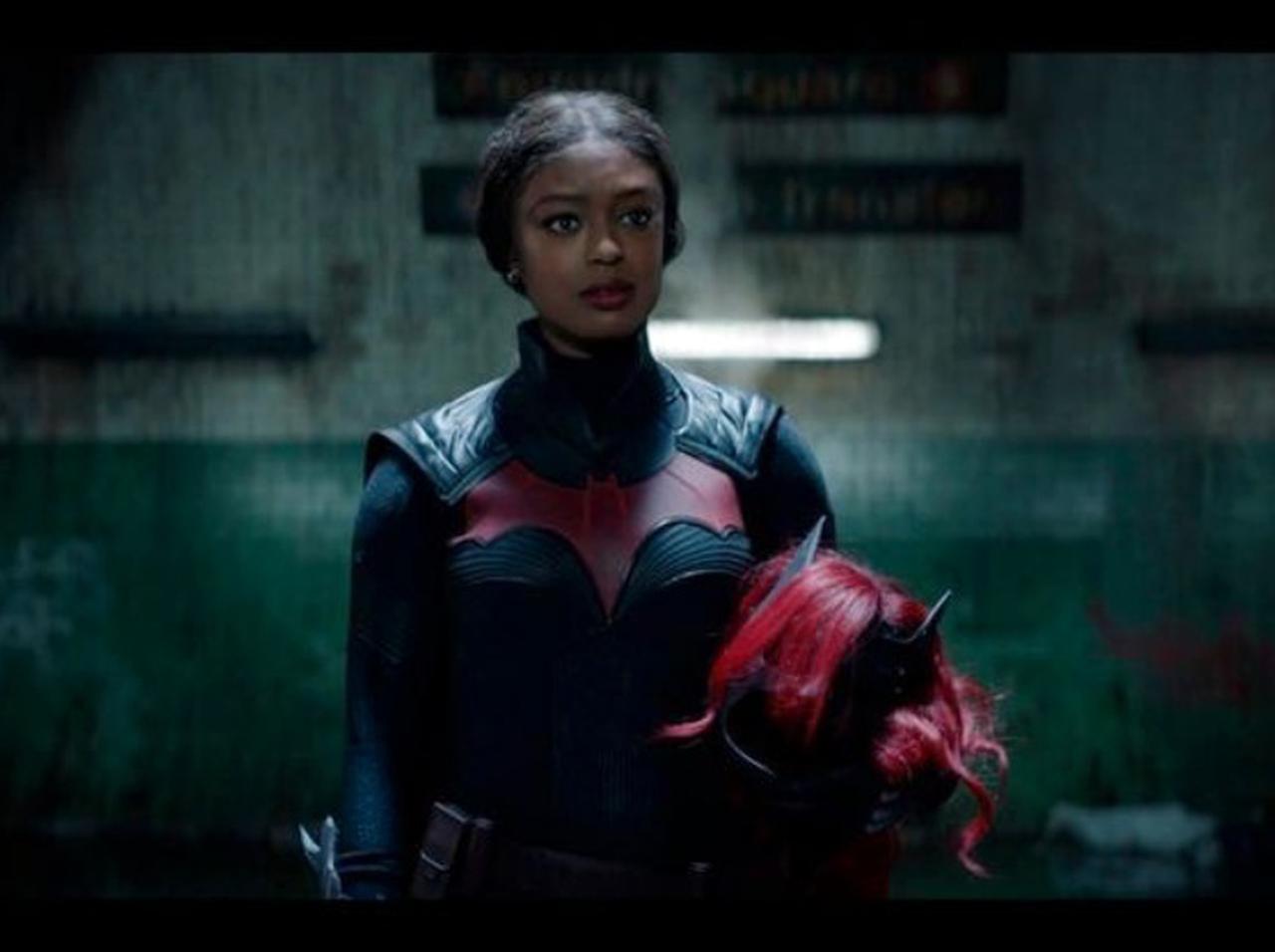 黒人初の『バットウーマン』!バットスーツを受け継いだシーズン2の場面写真が公開