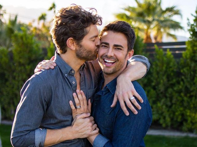 『ミーン・ガールズ』ジョナサン・ベネット、恋人と婚約