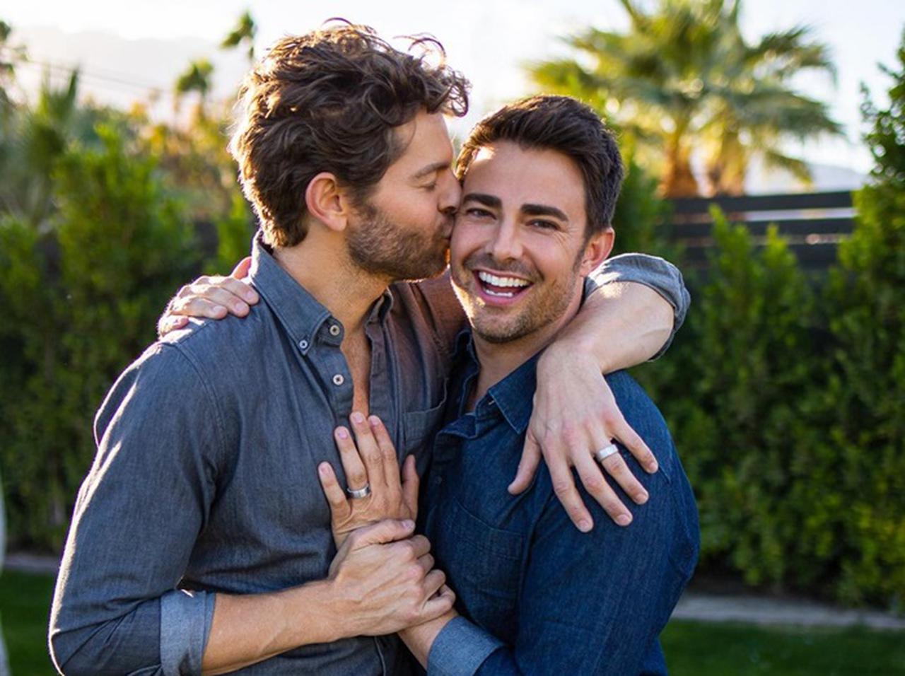 『ミーン・ガールズ』ジョナサン・ベネット、恋人と婚約