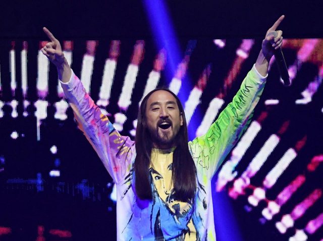 スティーヴ・アオキ、高齢の母親と会うために「空気浄化式防護具」を装着