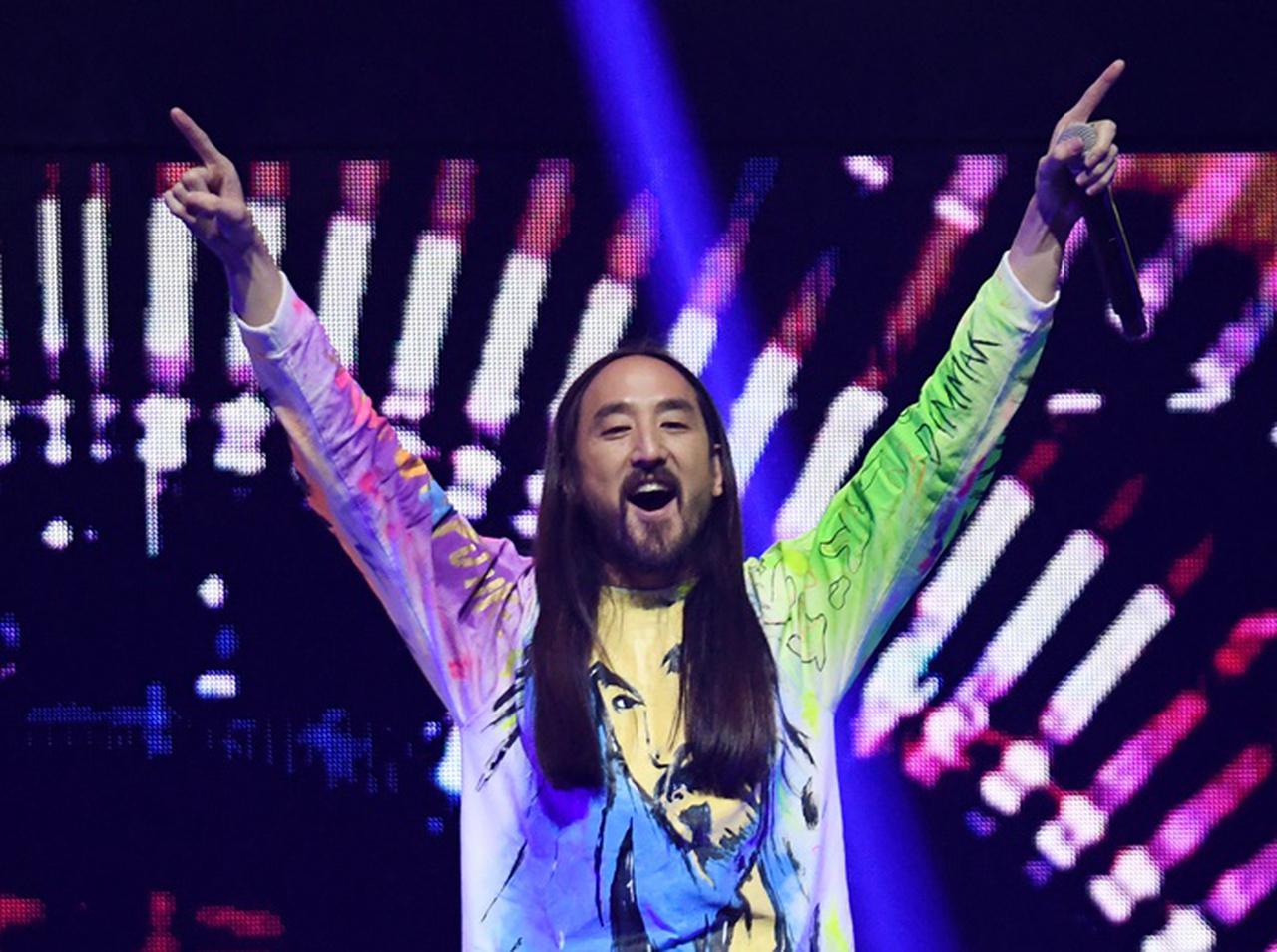 スティーヴ・アオキ、高齢の母親と会うために「空気浄化式防護具」を装着