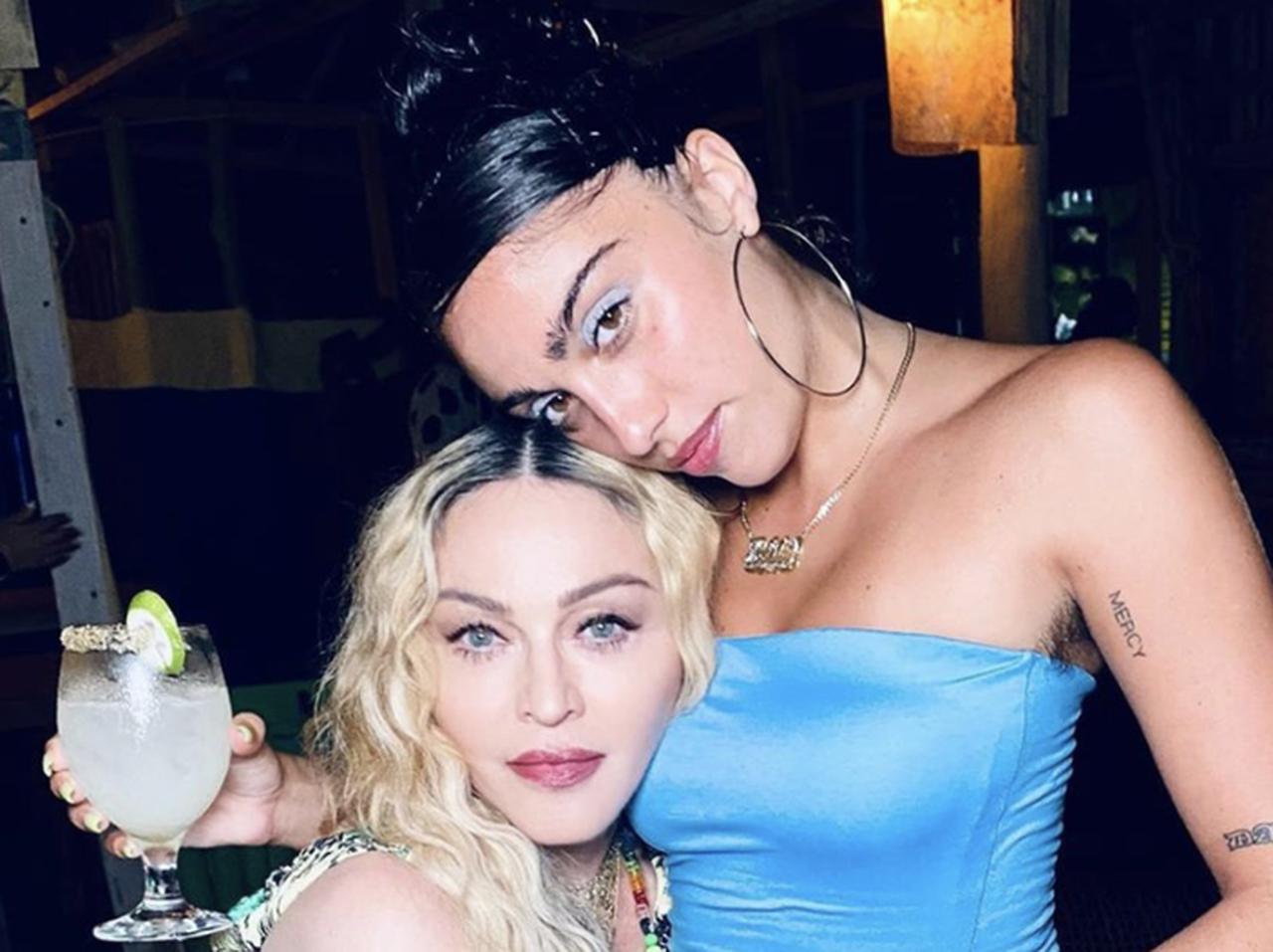 マドンナ24歳娘、下着モデルに抜擢！信念を曲げず毛が生えた状態で撮影