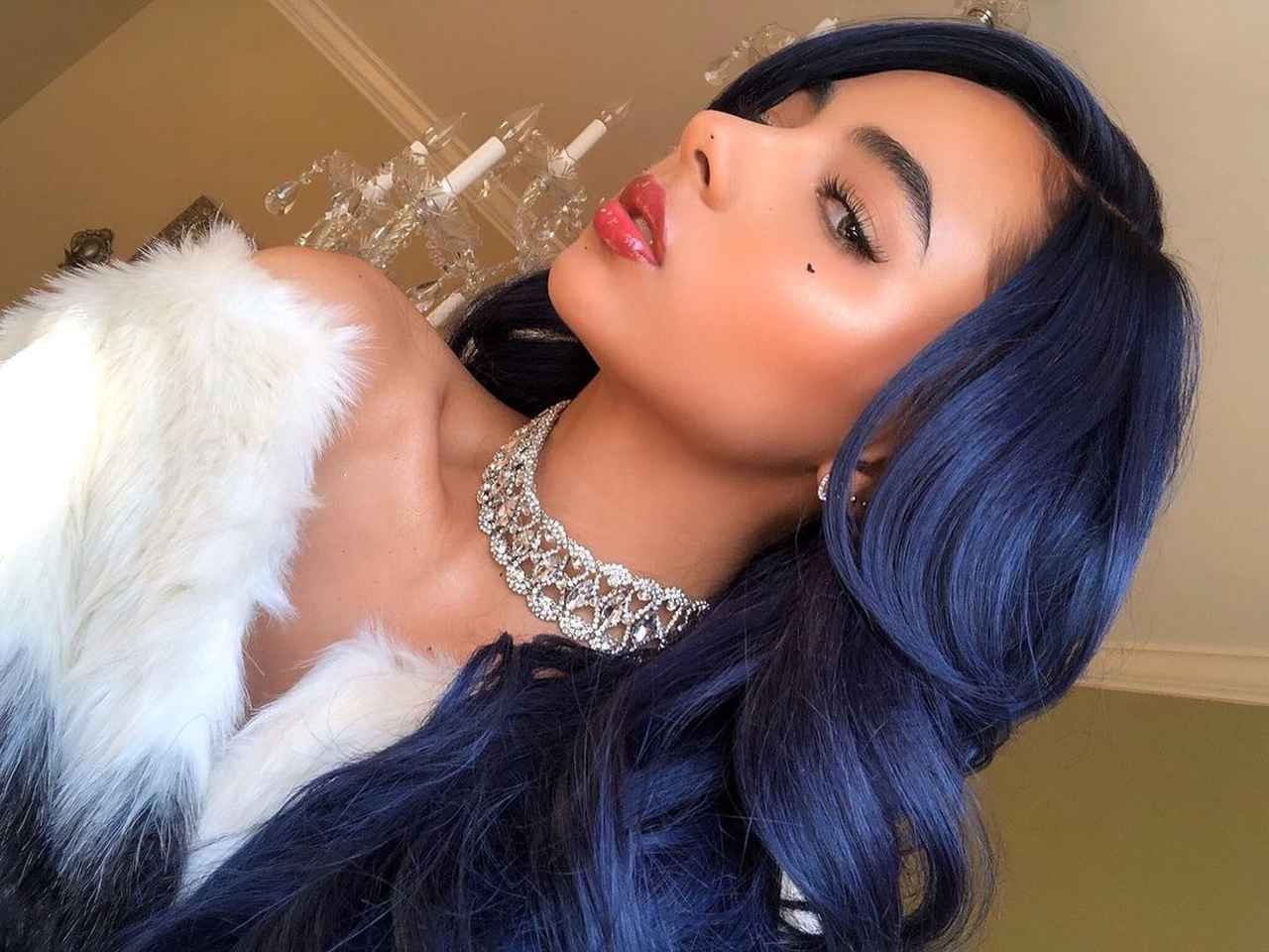 今季は「ダークブルーヘア」がアツい!最旬ヘアカラーをチェック