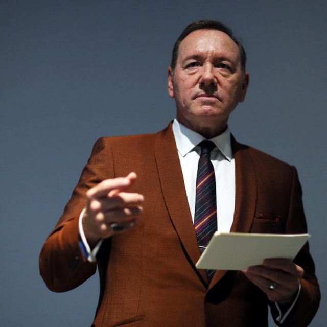 ケヴィン・スペイシー、『ハウス・オブ・カード』フランクになりきって2020年を締めくくる