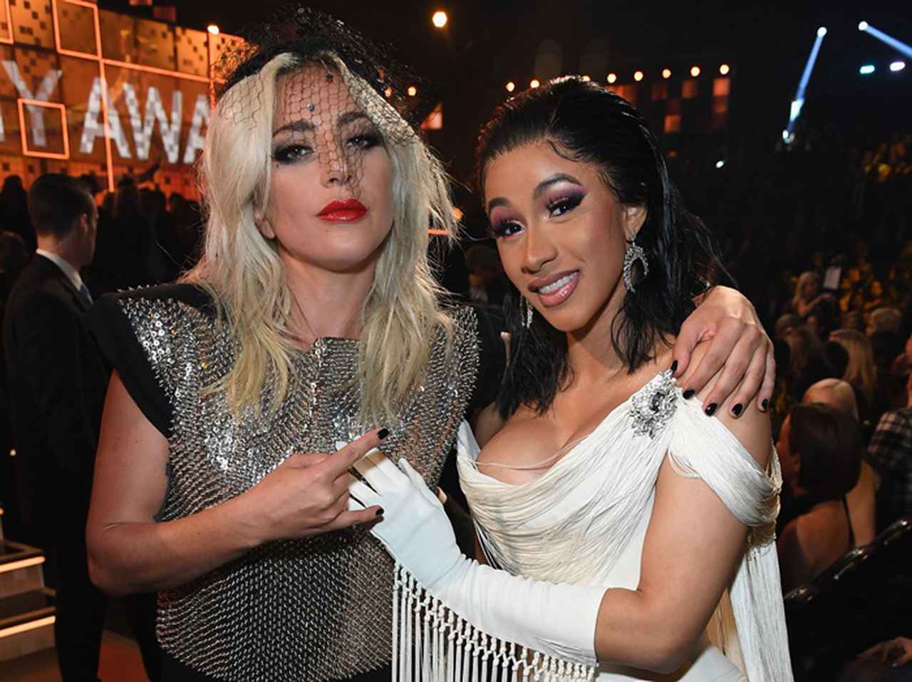 カーディ・B、レディー・ガガに花束をもらい絶叫