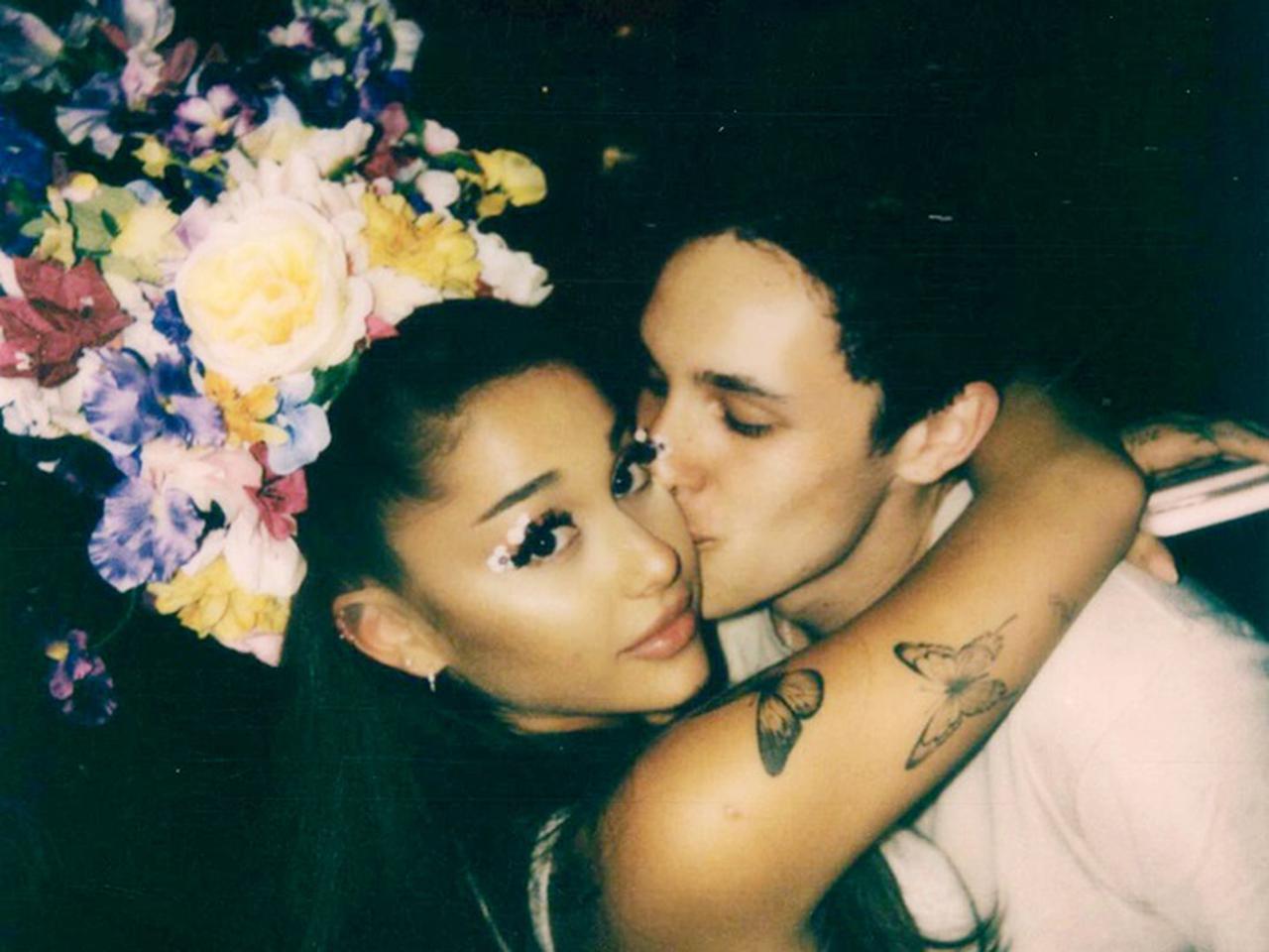 アリアナ・グランデ婚約者、ダルトン・ゴメスが日本のジャズ喫茶のTシャツ着用