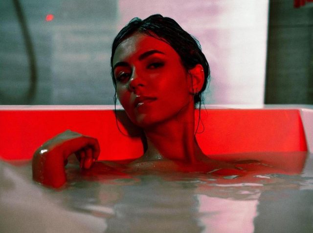 ヴィクトリア・ジャスティス、7年ぶりの新曲「Treat Myself」MVで提唱するセルフケア