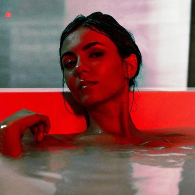 ヴィクトリア・ジャスティス、7年ぶりの新曲「Treat Myself」MVで提唱するセルフケア