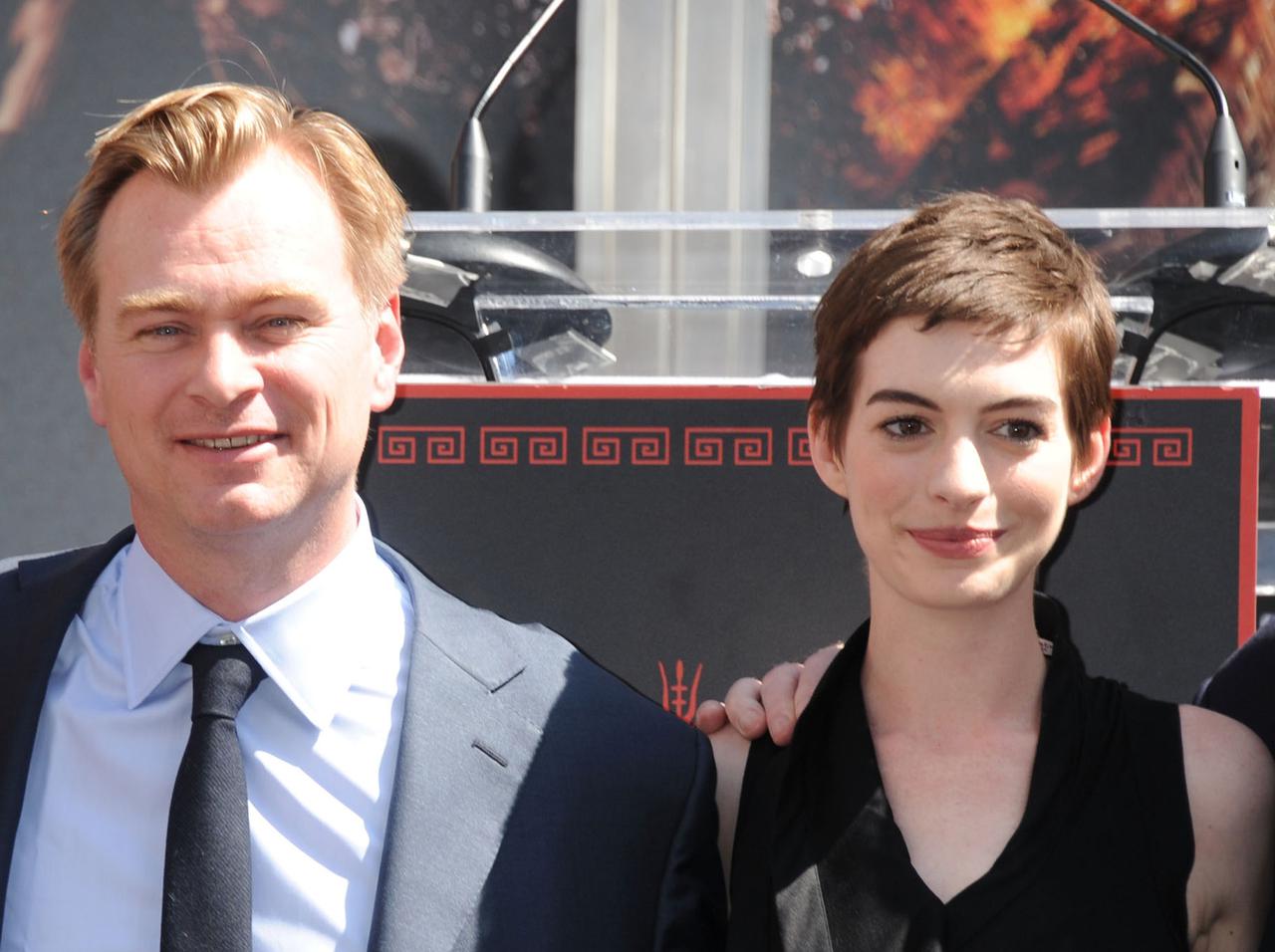 アン・ハサウェイの“史上最悪の衣装”、もちろんクリストファー・ノーラン監督のあの映画から!