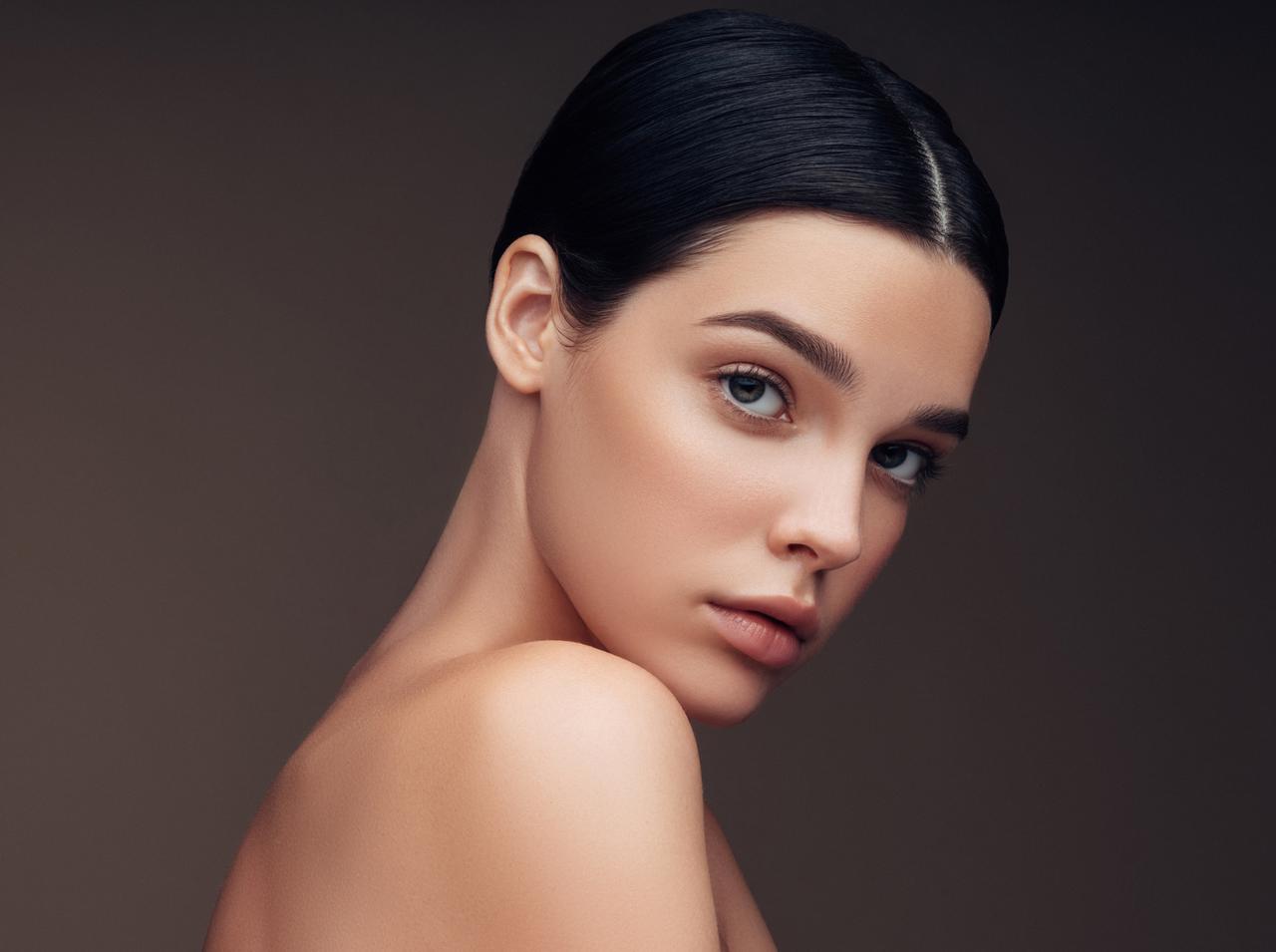 写真で浮かない小顔メイクをつくる!プロが勧めるコスメの選び方