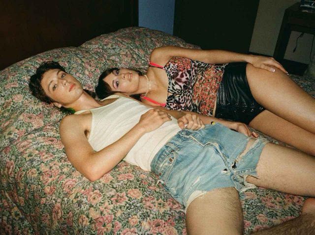 トロイ・シヴァン＆ケイシー・マスグレイヴス、マーク・ロンソン参加の「Easy」MVから目が離せない