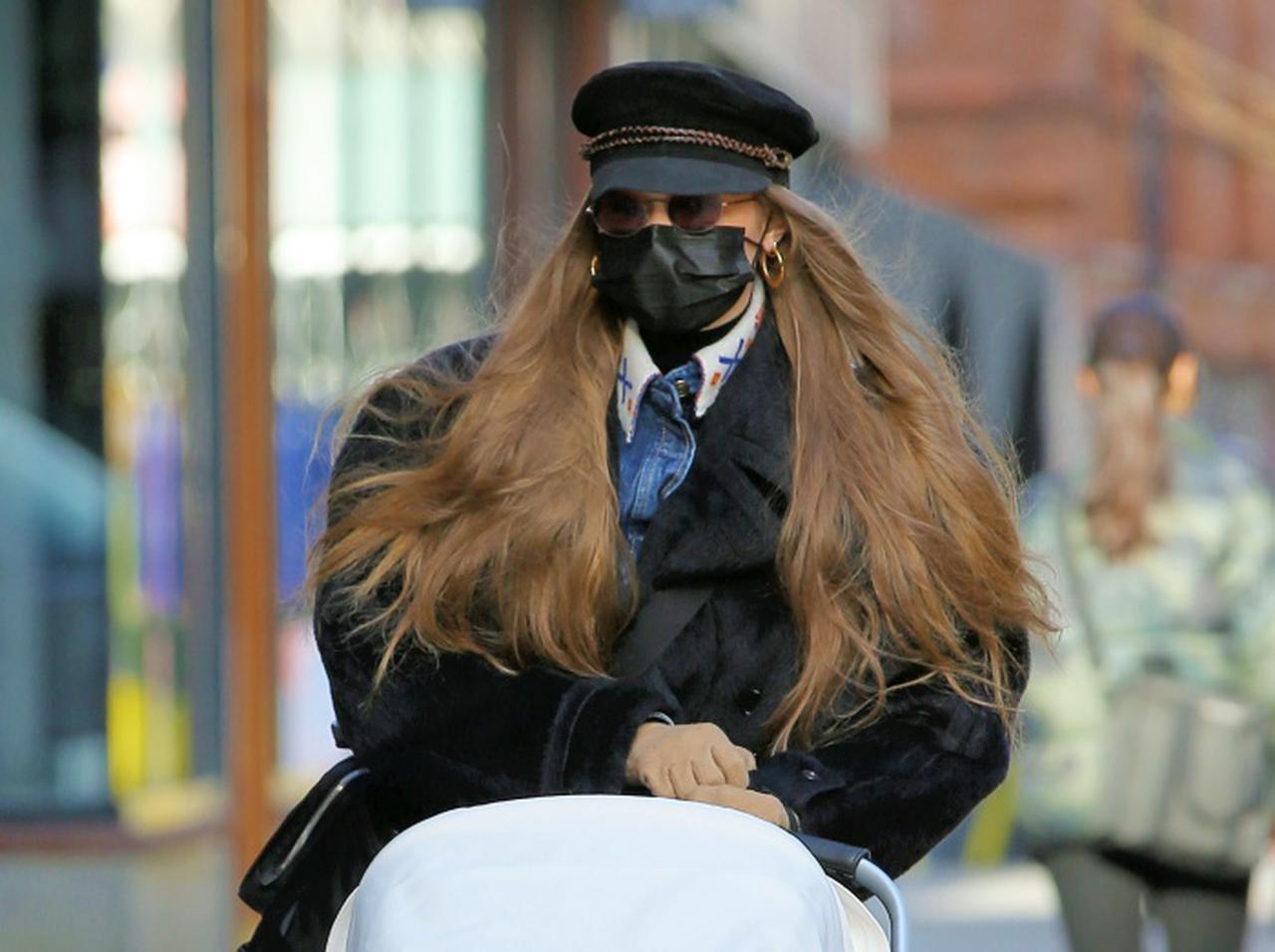 ジジ・ハディッド、娘を連れて初のNY散歩へ！変装がガチすぎてどちら様？【写真アリ】