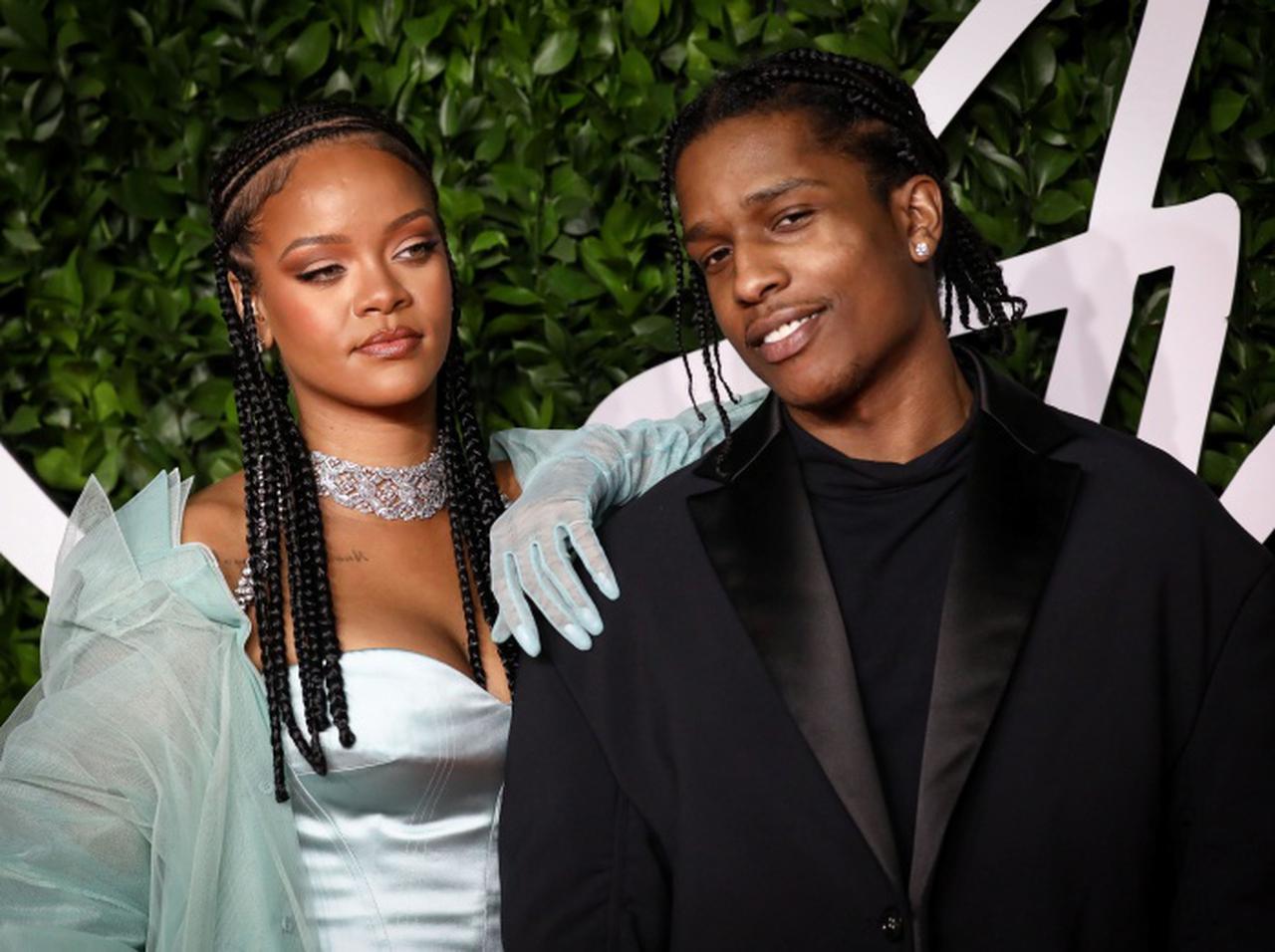 リアーナ、帰省先に恋人を呼び寄せる