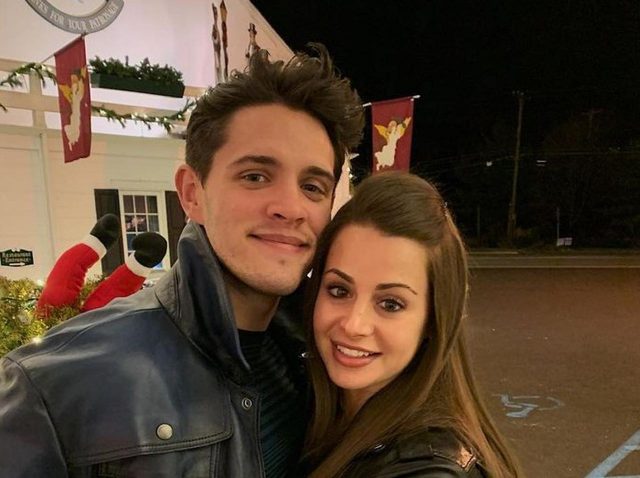 『リバーデイル』ケヴィン役ケイシー・コットが婚約！キャストもお祝い