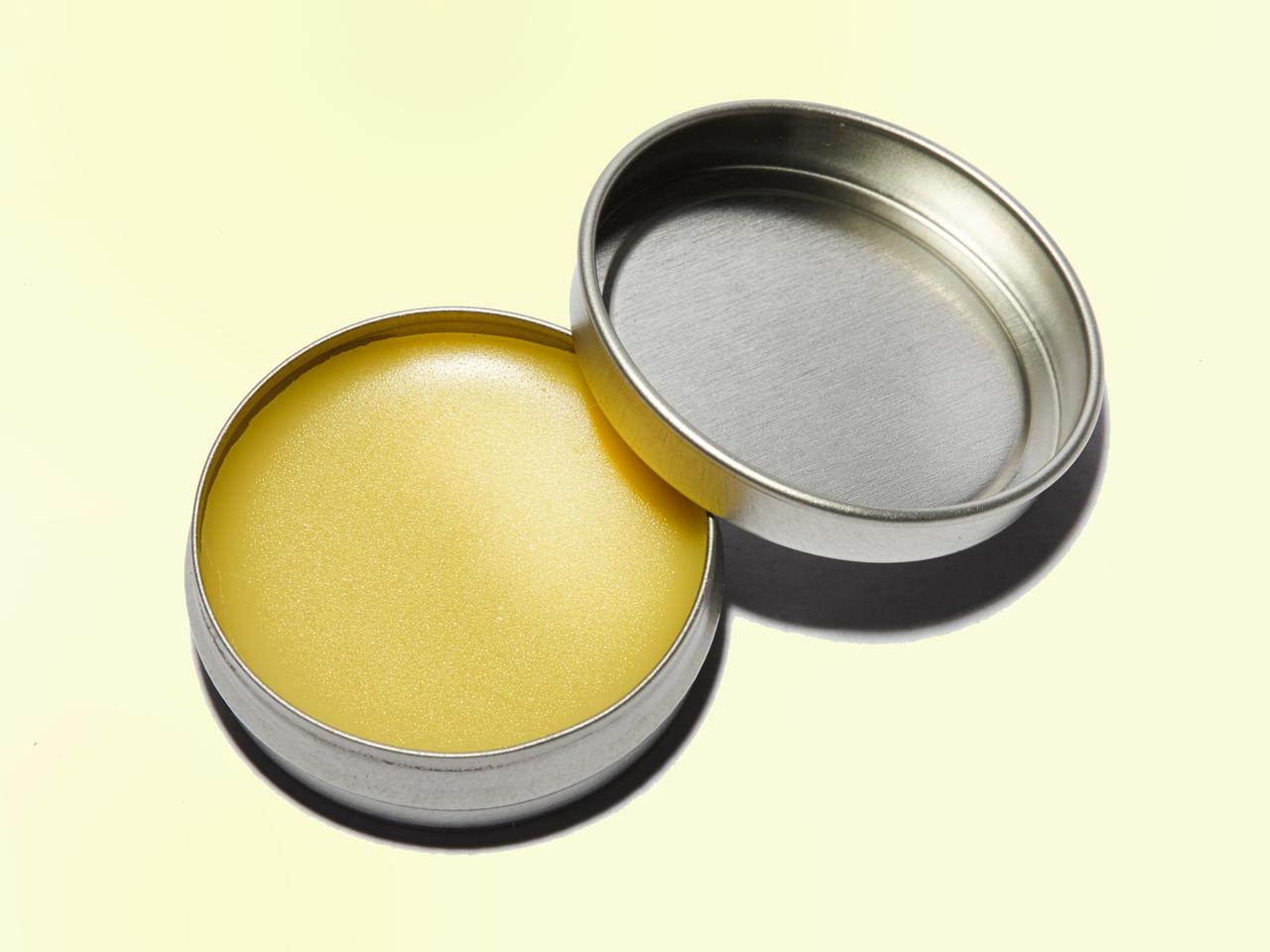 唇以外にも使える!?「リップバーム」の意外な使い道5つ