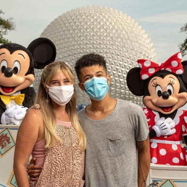 ジョーダン・フィッシャー、婚約者とディズニー婚！シンデレラ城の前で記念撮影