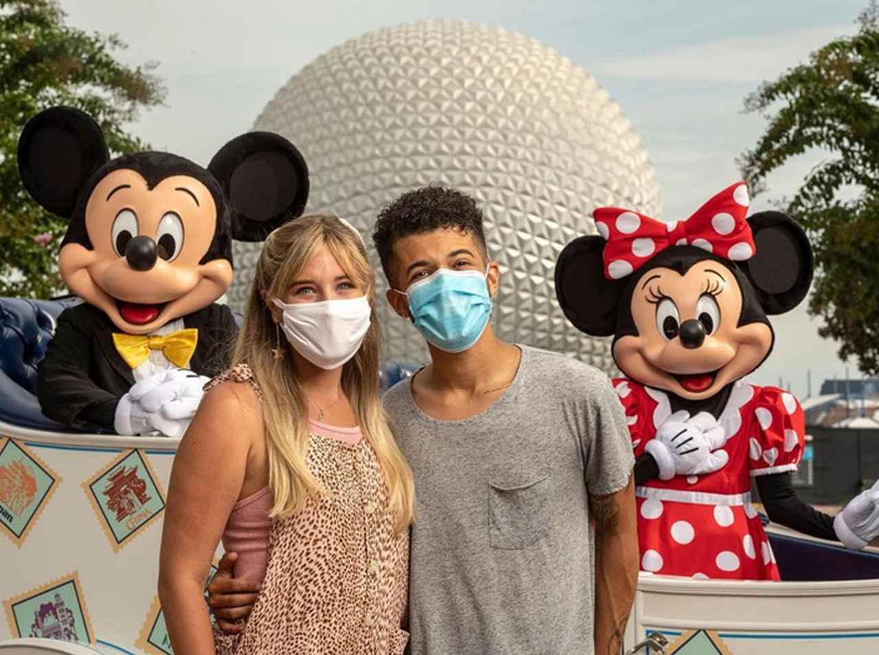 ジョーダン・フィッシャー、婚約者とディズニー婚！シンデレラ城の前で記念撮影