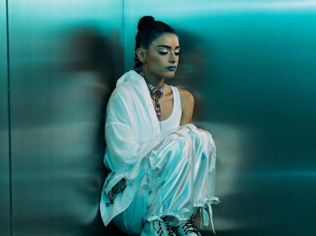 ディクシー・ダミリオ、デミ・ロヴァート参加の新曲「Roommates」でメンタルヘルスと向き合う