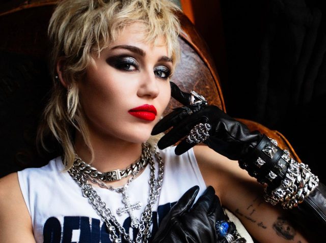 歌詞を解説！マイリー・サイラスがアルバム『プラスティック・ハーツ』で歌っているのは誰のこと？