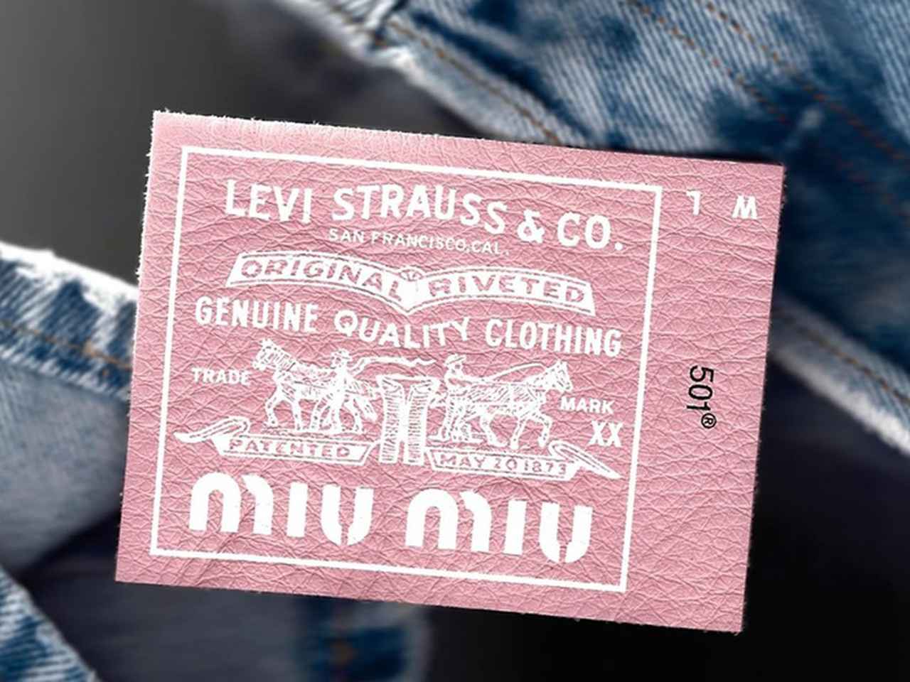 ミュウミュウとリーバイスの異色のコラボが実現、パッチはピンク