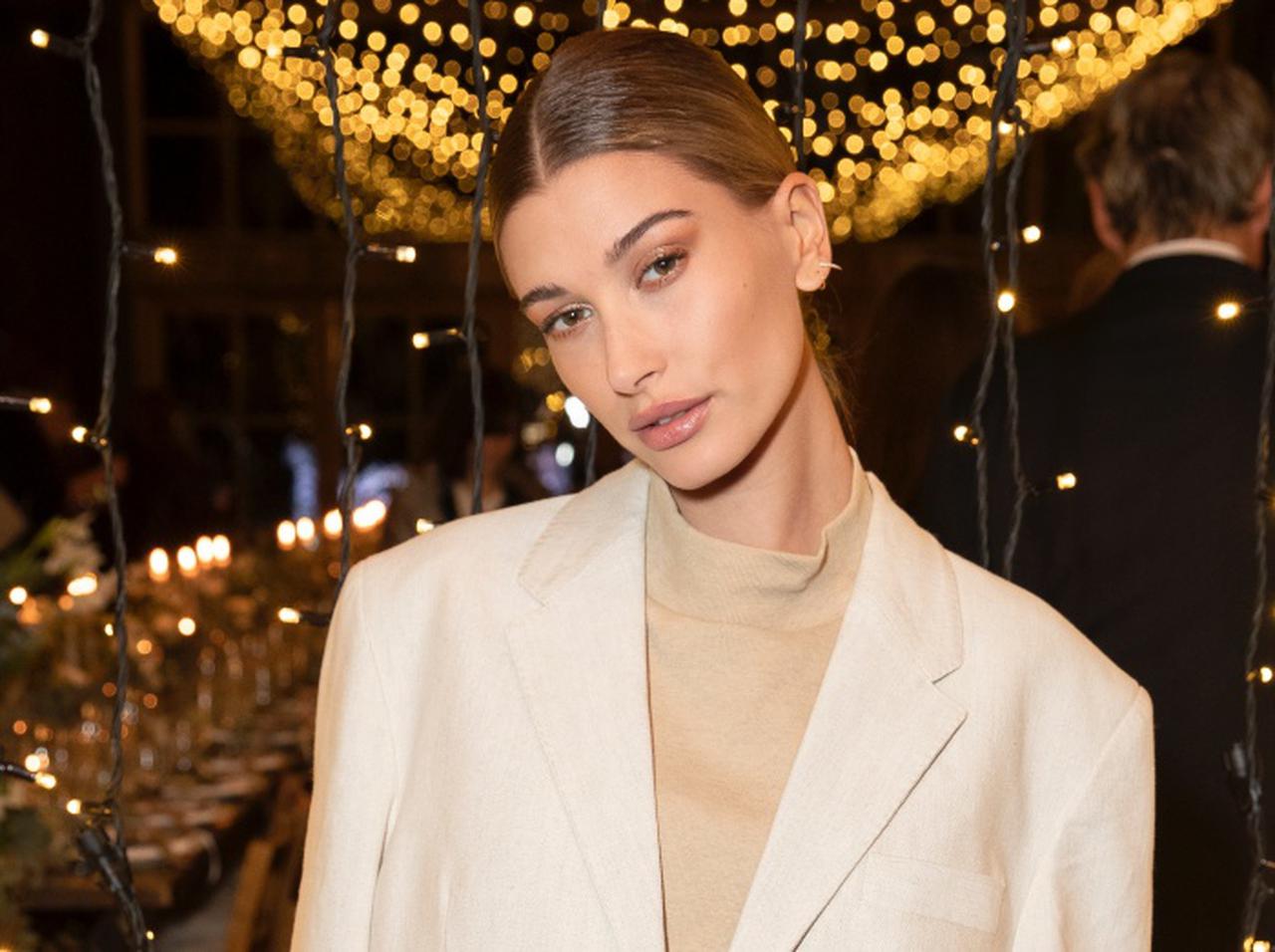 ヘイリー・ビーバー、“超美肌”の裏に隠された「肌トラブル」を包み隠さず見せる