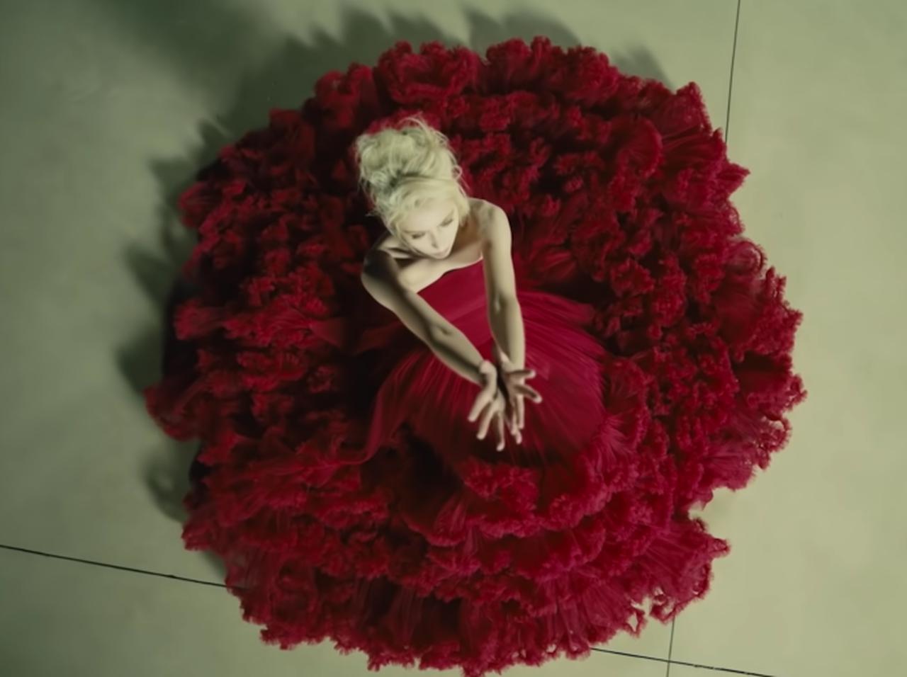 4年ぶりのMV!テイラー・モムセンが「25」のMVで悲しみと向き合う