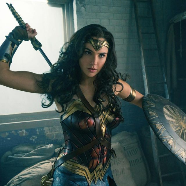 ワンダーウーマンとセーラームーン、“衣装を交換”した姿が可愛いと話題