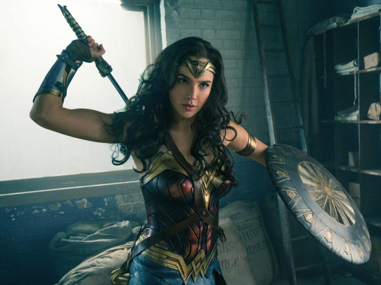 ワンダーウーマンとセーラームーン、“衣装を交換”した姿が可愛いと話題