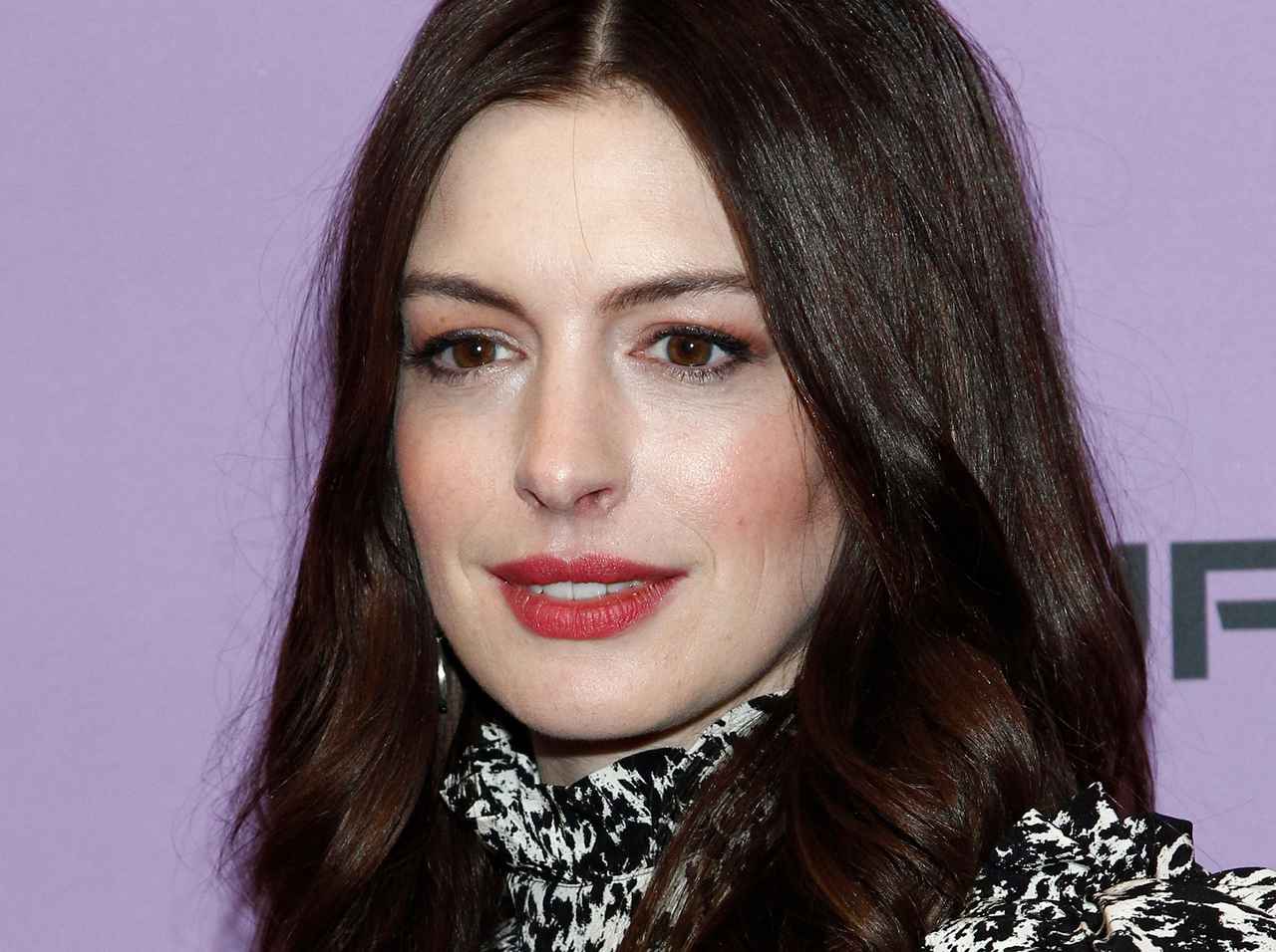 アン・ハサウェイ「汚い言葉使っていい!?」、放送禁止用語で“あること”にストレスをぶちまけ