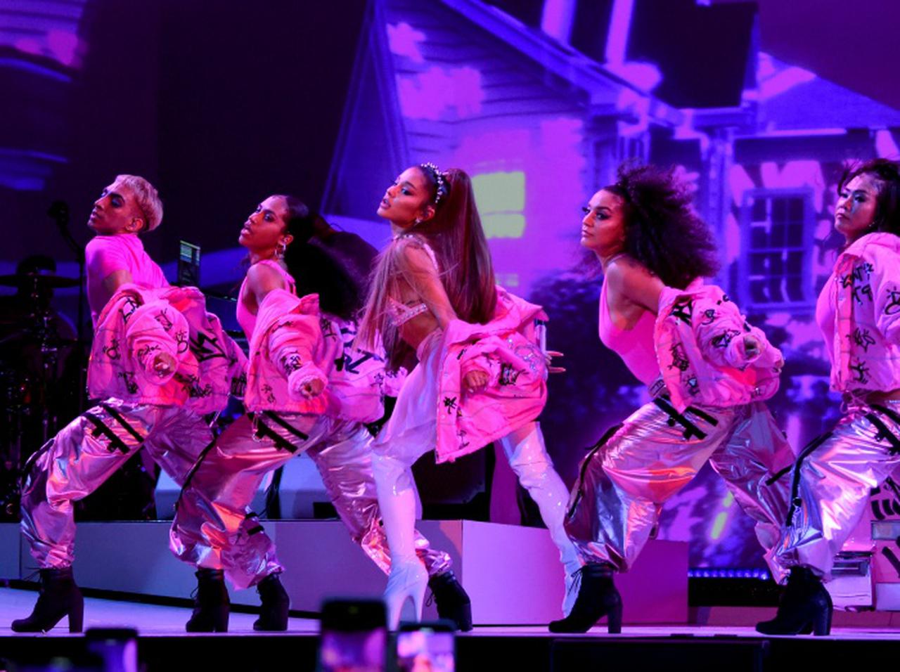 アリアナ・グランデ、ツアーの舞台裏に迫るドキュメンタリー『excuse me, i love you』の予告編で涙