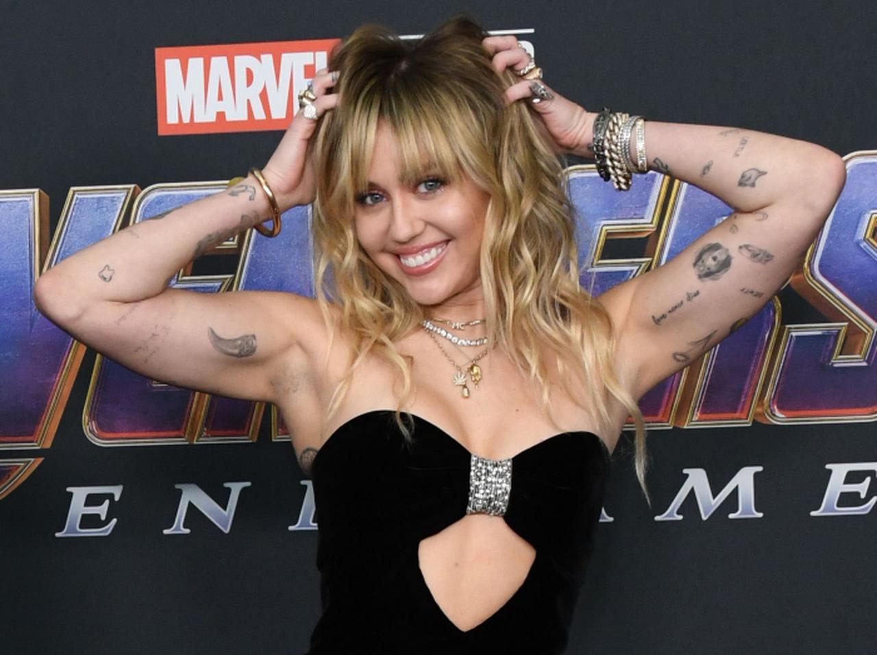 マイリー・サイラス、自分の体に入っている「タトゥーの数」にドン引き