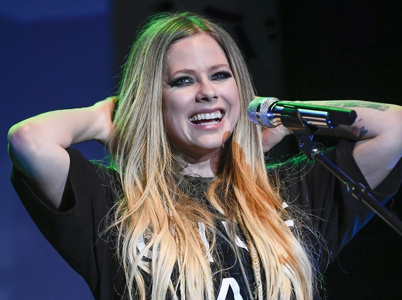 アヴリル・ラヴィーンがツアー延期を発表、「みんなの健康と安全が第一」