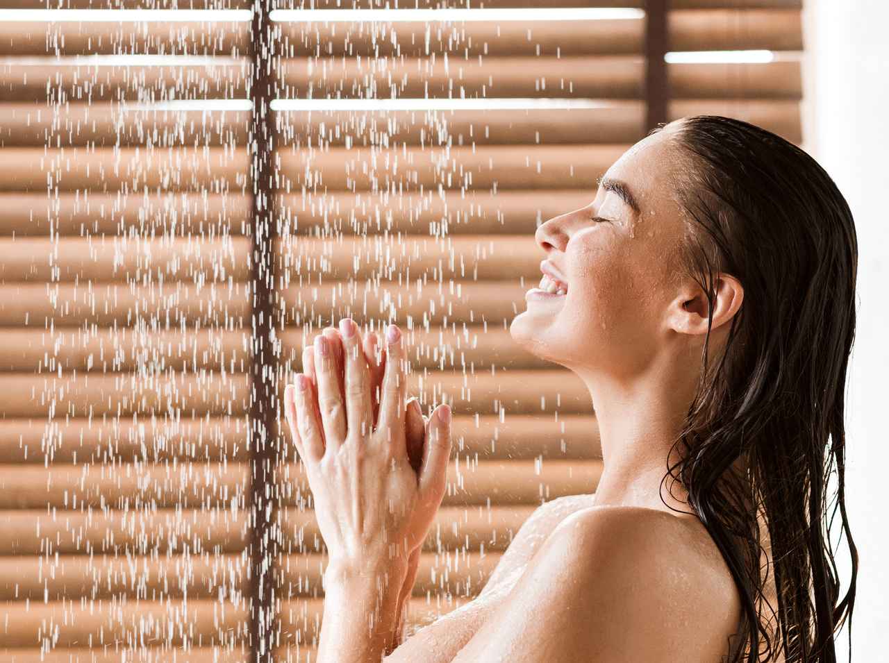 シャワー洗顔は肌に悪い?気になる疑問に皮膚科医が回答