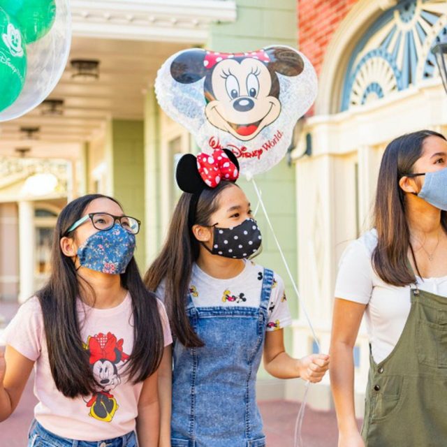 ディズニーランド、走行中のアトラクションでこっそり「アレ」をした結果が気まずさ全開