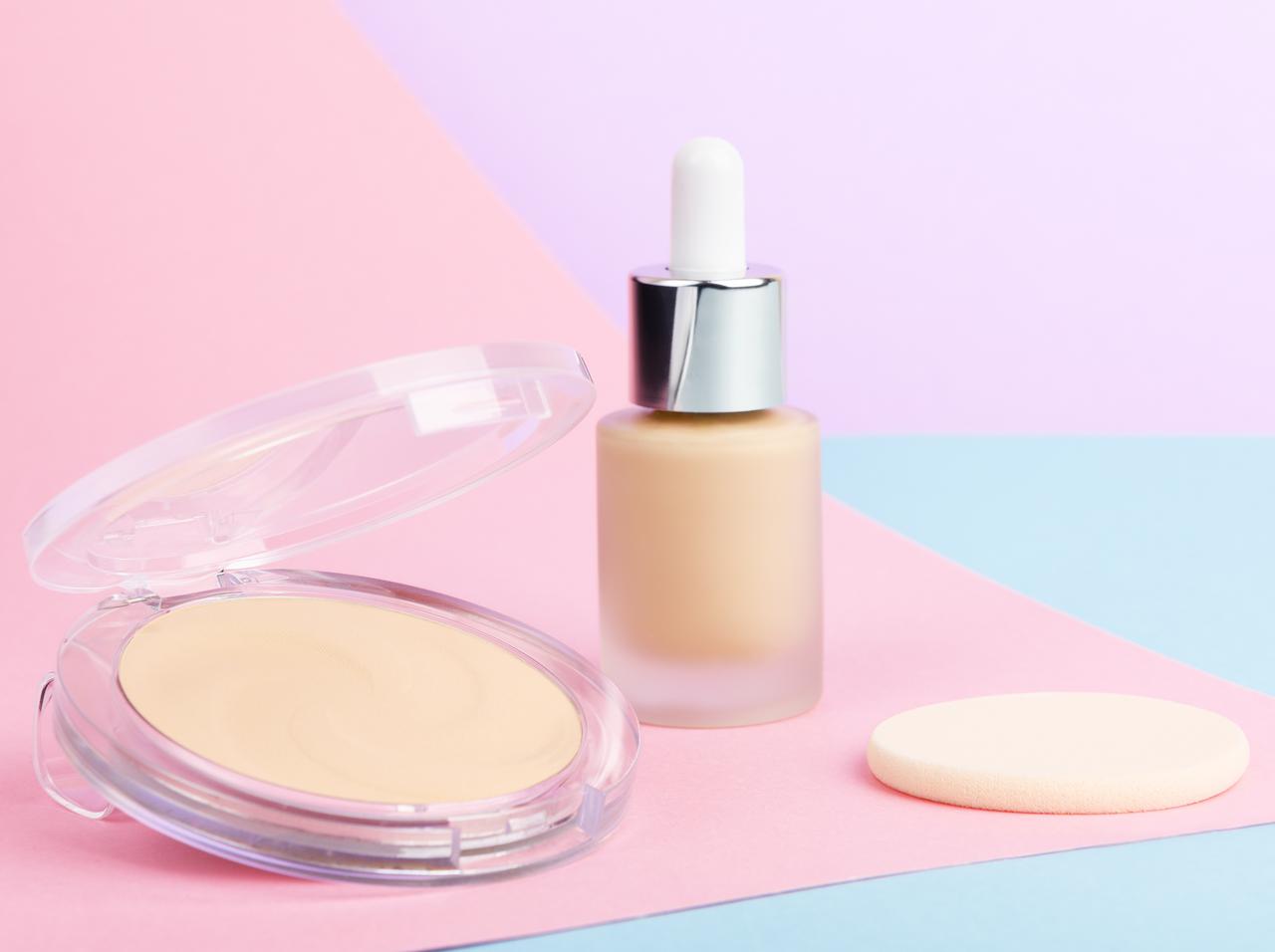 ファンデーションの仕上がりに差がつく!シームレス肌をつくるコツとは?