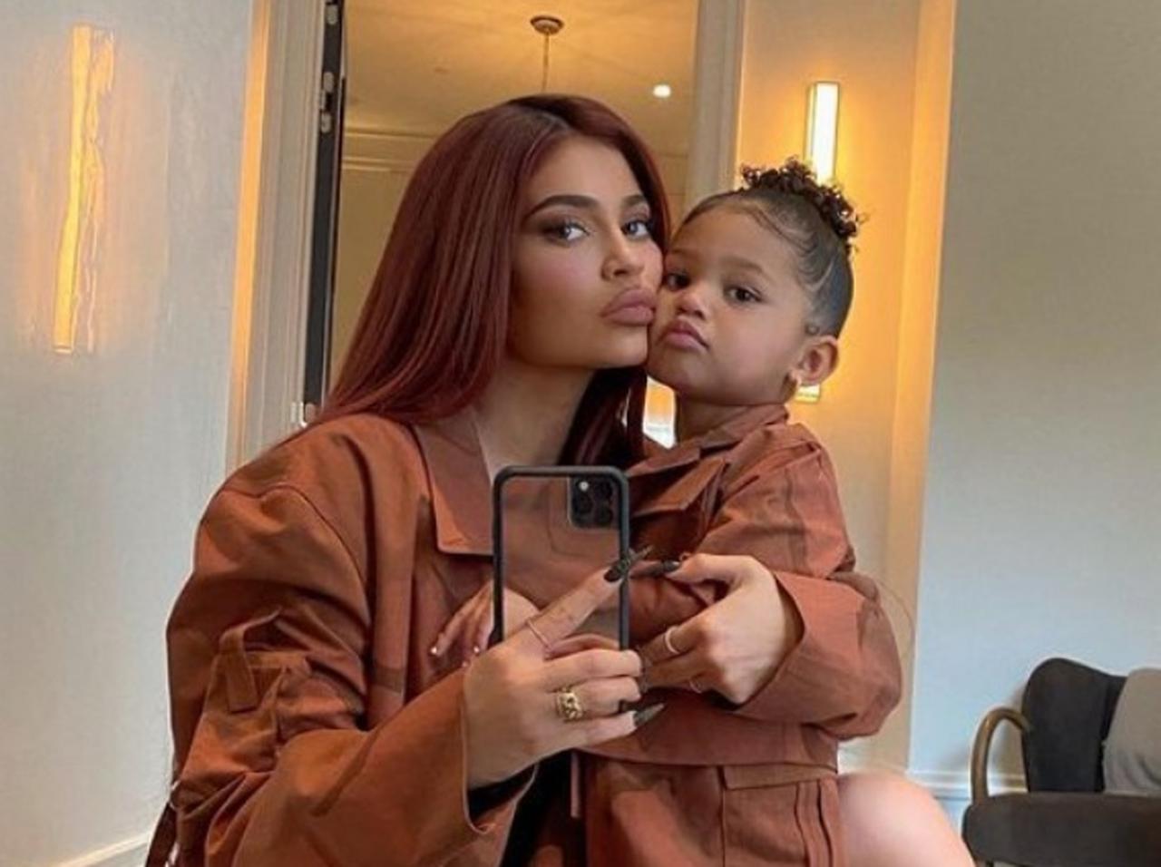 カイリー・ジェンナーの2歳娘、クリスマス直前に「出没した場所」がさすが