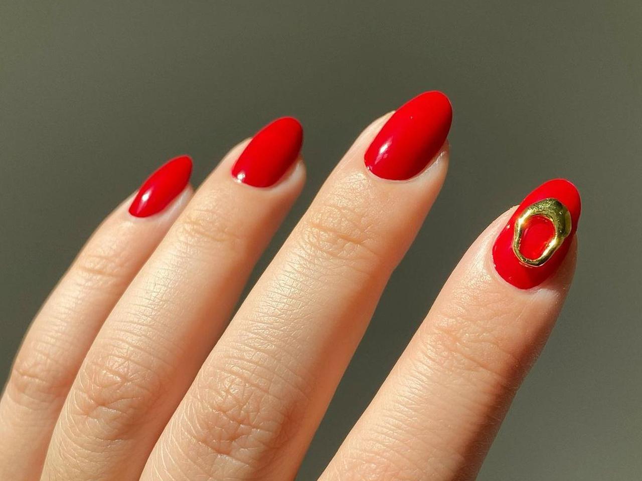 ホリデーネイルはやっぱり「赤」が可愛い！ひと味違う海外のネイルデザイン集