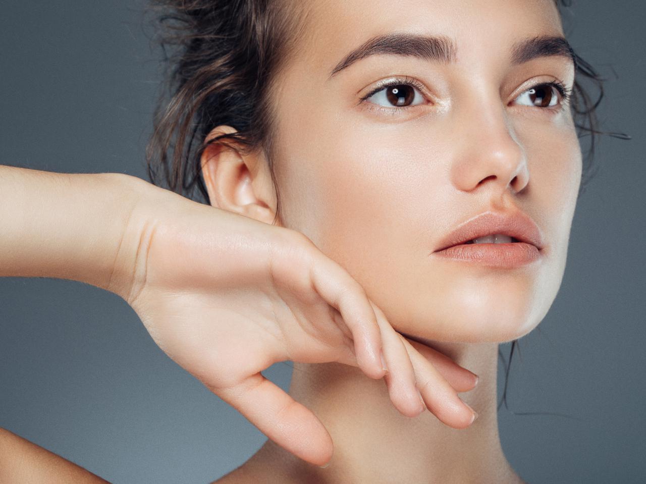 「目のむくみ」をメイクで解消！プロが教える簡単2ステップ