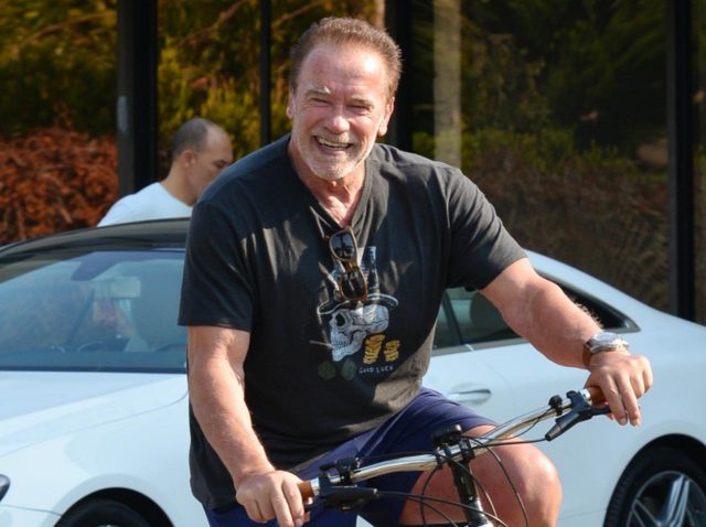 アーノルド・シュワルツェネッガー、イケメン息子＆美人娘と自転車でお出かけ【写真アリ】