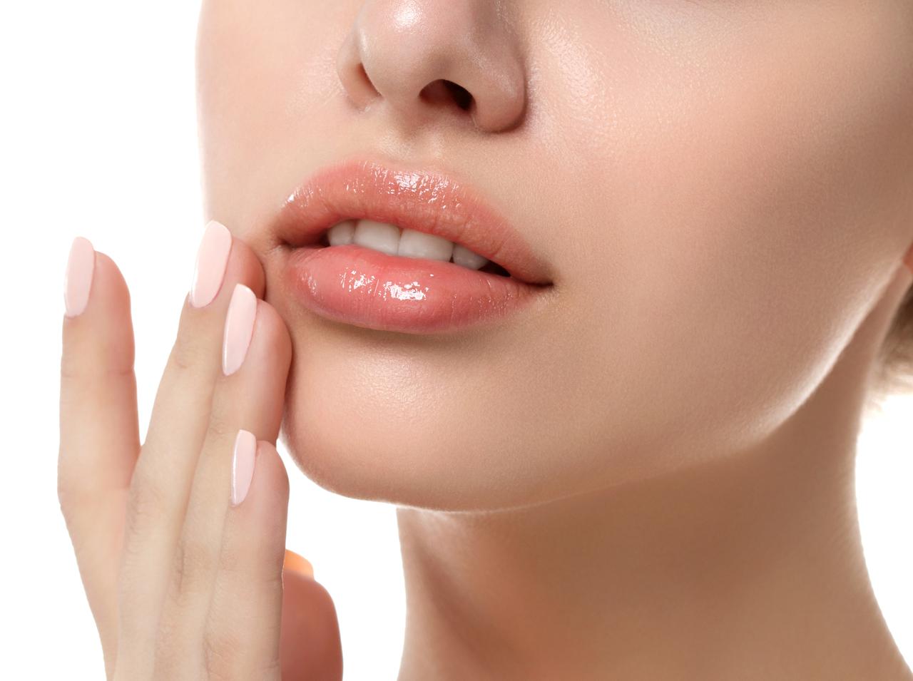 唇のガンコな乾燥に！プロが勧める内側からのリップケア方法とは？