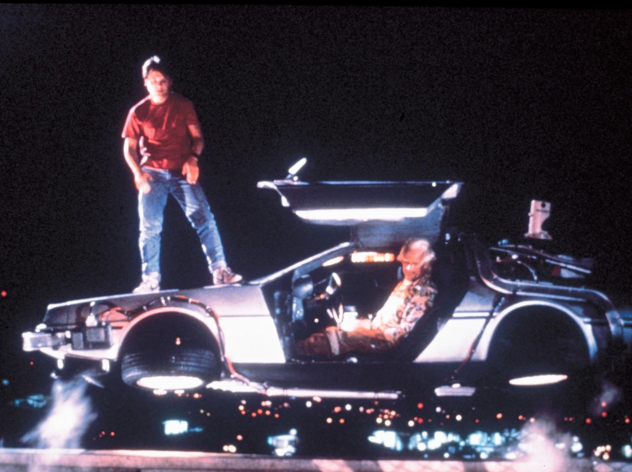 『バック・トゥ・ザ・フューチャー』はデロリアンじゃなかった!別案がナシになった「危険な理由」とは?