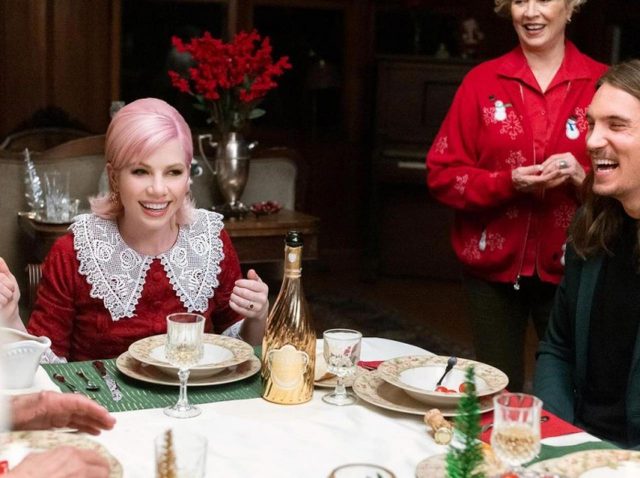 メチャクチャなクリスマスもありかも！？カーリーが「It’s Not Christmas Till Somebody Cries」のMVを公開