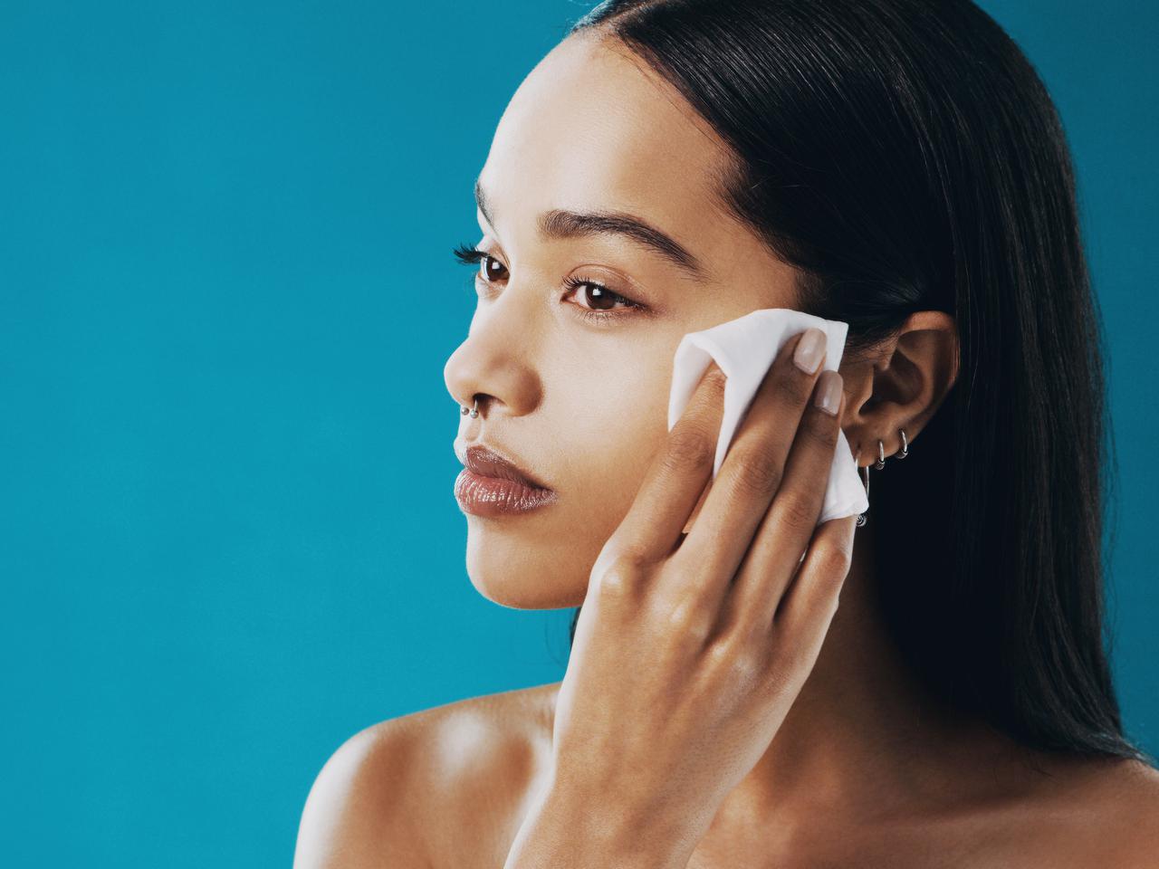 メイク落としシートは毎日使っても大丈夫？皮膚科医が回答