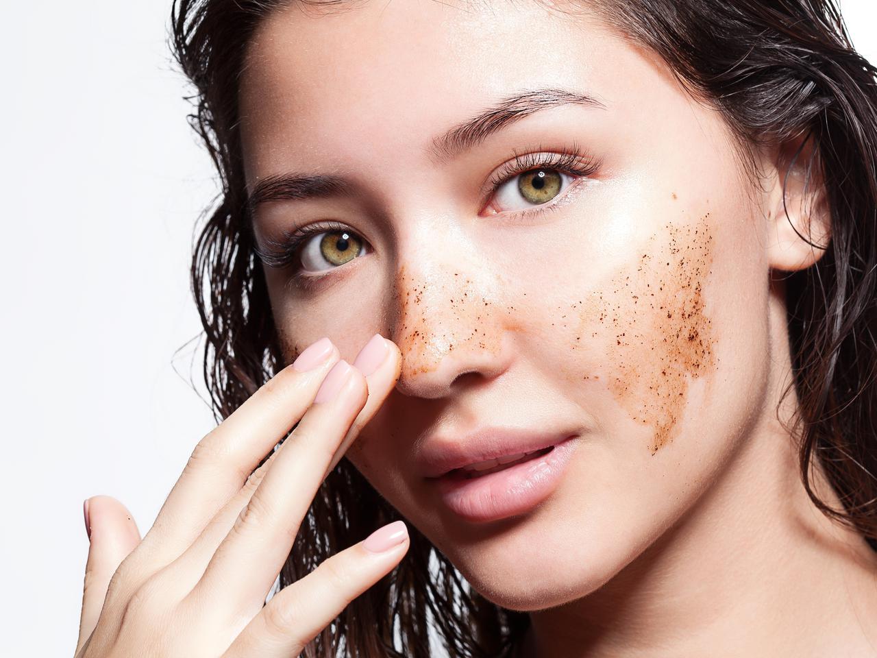 冬の乾燥肌にもピーリングは必要?ゴワゴワ肌を解消する角質ケアのコツ