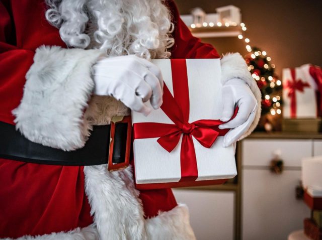 サンタクロースが「スーパースプレッダー」に 老人ホームで集団感染