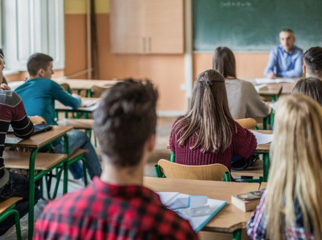 女子生徒なら“見逃される”ことで「停学処分」になった男子生徒が抗議