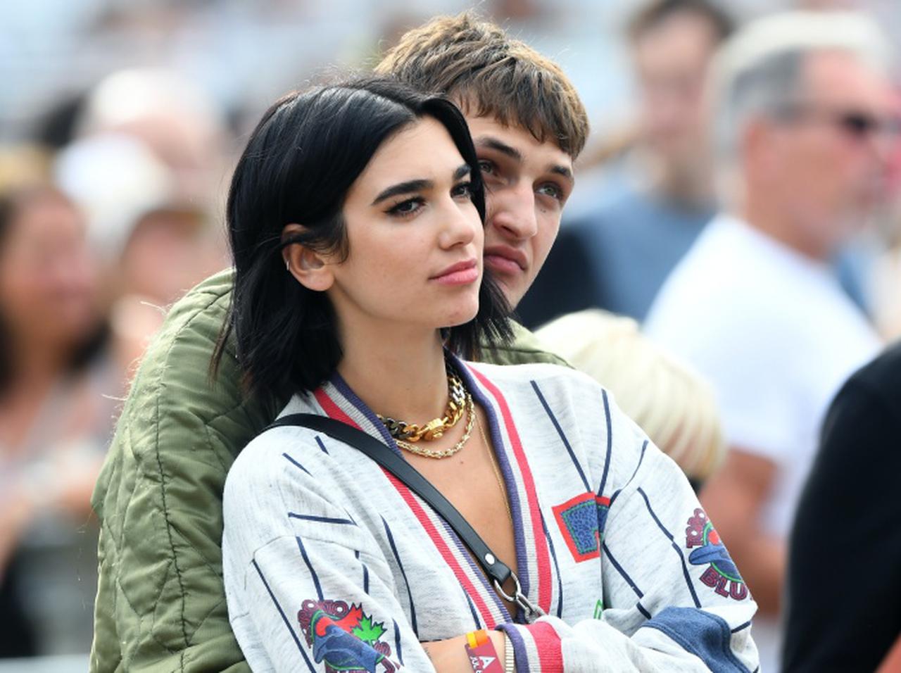 デュア・リパ流「何もしない」クリスマスが楽しそう