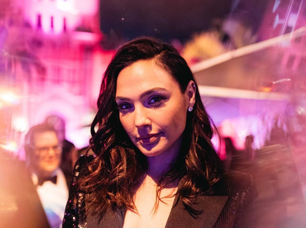 ガル・ガドット、ミュウミュウの『ワンダーウーマン』Tの袖を切って着用