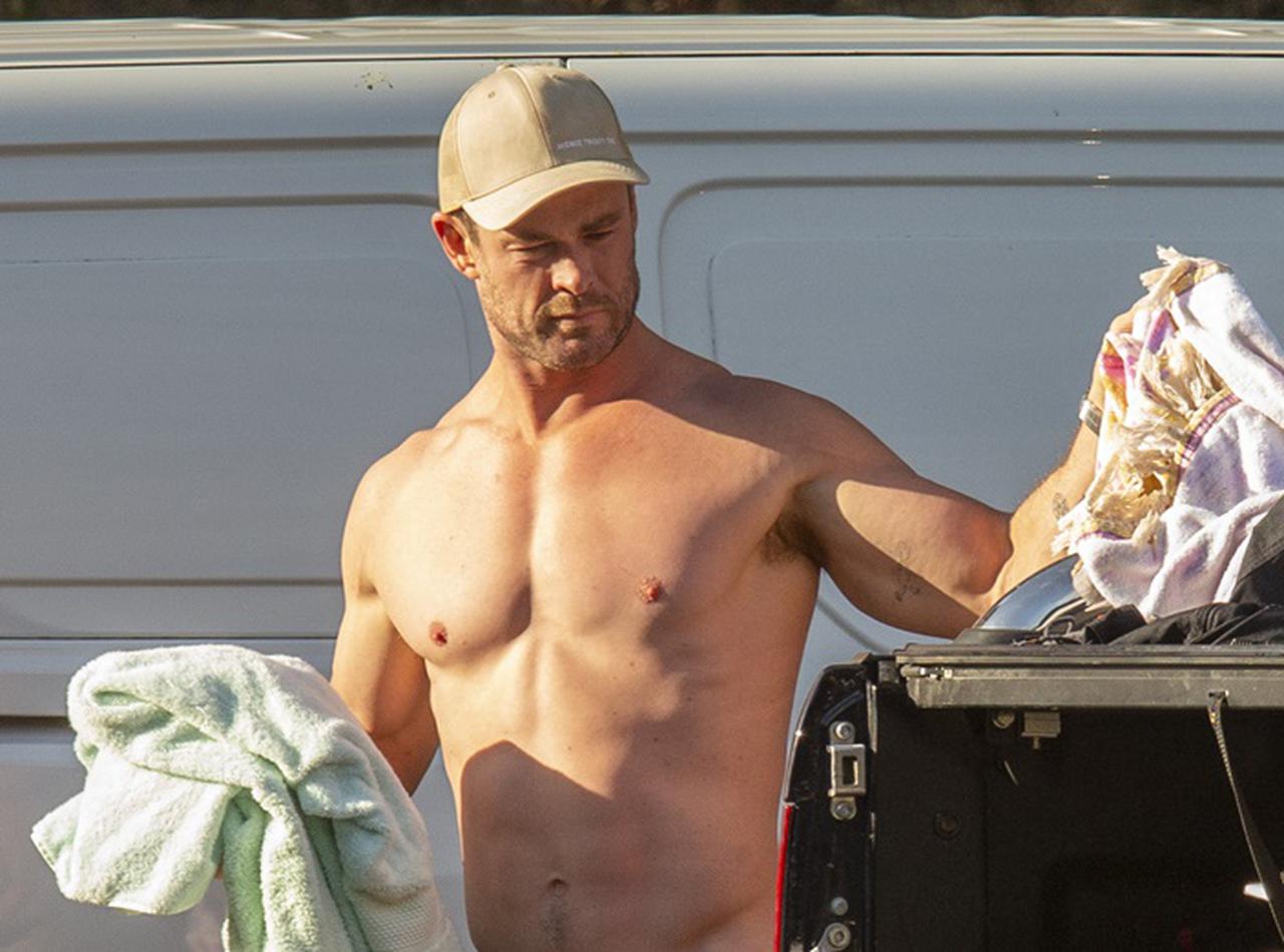 クリス・ヘムズワース、サーフィン終わりの路上生着替えにドキドキ